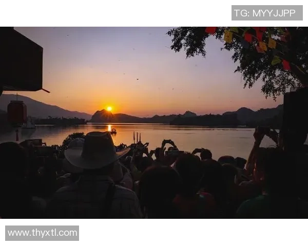 足球球星爆金卡现象解析 揭秘背后隐藏的商业价值与市场潜力 足球球星爆金卡现象解析 揭秘背后隐藏的商业价值与市场潜力