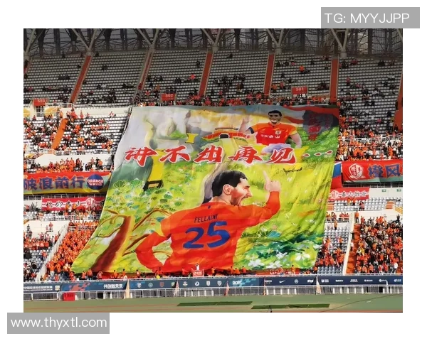 左右两图合成呈现足球巨星风采 见证球场传奇与荣光交织